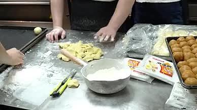 4K糕点制作蛋黄酥包馅料过程视频的预览图